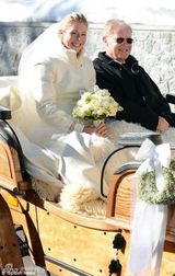 组图：凯特王妃冰天雪地挺大肚 踩细跟秀美腿