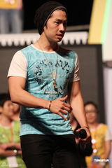 组图：萧亚轩昆凌等港台百位明星同台为公益开唱