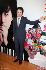 组图：李云迪香港亮相 拒做访问避谈摸臀事件