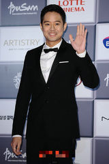 组图：釜山电影节开幕 千正明西装笔挺亮相红毯