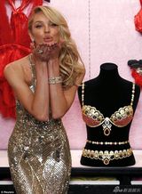 组图:超模坎蒂丝金礼服秀美背翘臀展示天价胸罩