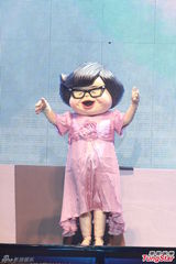 组图：曾志伟薛家燕扮肥姐 郑欣宜隔空寄思念