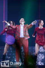 组图：鸟叔PSY韩国开唱 穿喇叭裤起舞大汗淋漓