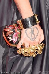 组图：说唱女歌手Candy爆乳抢镜 烈焰红唇送吻