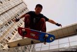 组图：夏雨户外玩滑板 上演高难动作