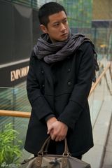 组图：任重时尚装扮街拍写真 展文艺青年面