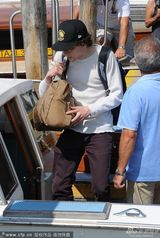 组图：艾森伯格抵达威尼斯 甩女友一人坐游艇