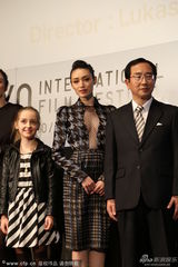 组图：形象大使栗山千明穿开胸裙网格秀性感