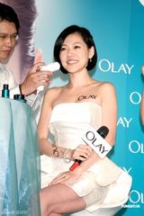 幻灯图：小S自封“美白大帝” 投保两百万身价非凡