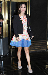 高清组图：瑞切尔-贝尔森街拍 小西装搭配彩裙