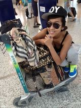 组图：吉克隽逸微博晒性感时尚生活照