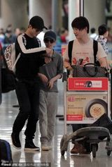 组图：郭敬明与同性友人戴“情侣”帽热聊