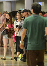 组图：陈思成佟丽娅甜蜜回京 分头拍剧抓紧相聚