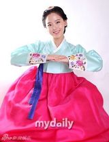 组图：姜韩娜T-ara前成员花英穿韩服拜年