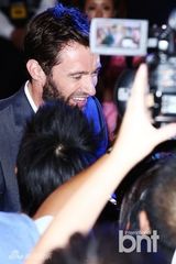 组图：休-杰克曼《金刚狼2》红毯卖萌逗乐