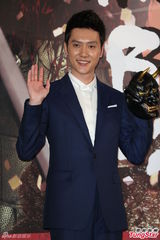 组图：冯绍峰台湾会粉丝 与《兰陵王》面具合影