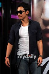 组图:Rain出席《野兽》VIP首映 白智英捧场男友新片