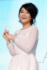 组图：Selina复出代言白裙黑丝袜亮相