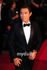 组图：李秉宪黑白装儒雅现身釜山红毯