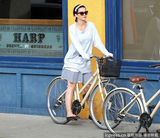 组图：凯蒂-佩里相约友人骑车 爆乳夹手机