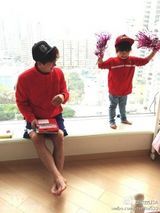 组图：陈浩民妻子晒儿女照 姐弟情深呆萌可爱