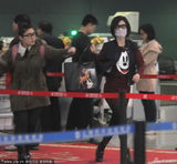 组图：谢娜现身机场急忙找厕所 戴花口罩无人识