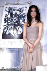 组图：汤唯戴百万钻饰亮相 收山区儿童画作感触落泪