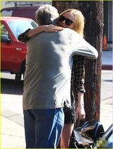 组图：凯特波茨沃斯与老爸外出秀美腿 亲密拥抱