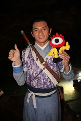 组图：探班吴奇隆马苏山洞拍激情戏