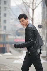 组图：马文龙户外写真显大气