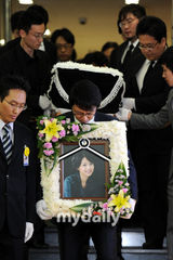 组图：韩自杀主播宋智善出殡 同事送行母亲悲痛欲绝