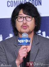 组图：《南方大作战》试映 吴妍秀身着红裙出席