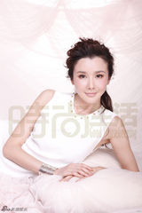 组图：孙菲菲纱幔白裙拍大片 置身花海如仙子