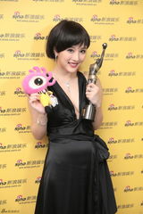 组图：金像奖得主后台秀奖杯 与小新合影