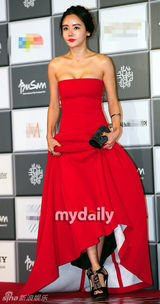 组图：李贤宇金素妍等星亮相釜山电影节开幕式