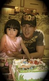 组图：吴尊女儿正面照首度曝光 父女俩亲似兄妹