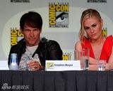 高清图：《真爱如血》剧组亮相 帕奎因红衣性感