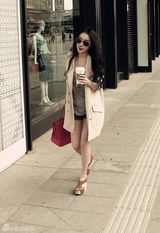 组图：姜欣雨街拍短裤秀美腿 波浪长发披肩妩媚