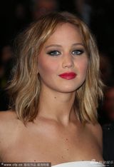 组图：珍妮弗-劳伦斯清爽现身胸部高耸