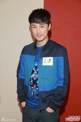 组图：群星录世界杯主题曲 谭咏麟炫万人迷签名