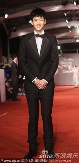 组图：柯震东西装笔挺亮相金马奖红毯引尖叫