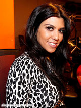 组图：卡黛珊三姐妹做客电台录制圣诞特别节目