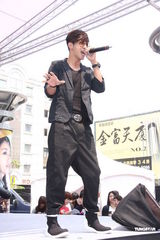 组图：罗志祥举行签唱会 发豪语称破纪录就全裸