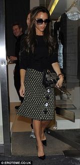 组图：维多利亚伦敦逛街扫货 戴墨镜遮黑眼圈