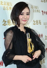 高清图：群星中歌榜后台亮相展示奖杯