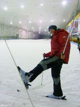 高清图：何润东变身滑雪教练 与粉丝喜迎新年大雪