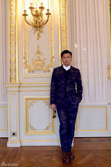 谢霆锋巴黎时装周复古酷帅 观秀录影两不误(图)