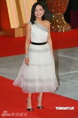 高清组图：邓萃雯如愿问鼎视后 化身白衣淑女