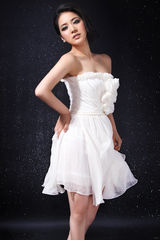 组图：王碧儿最新写真演绎三色性感美态