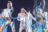 组图：蔡依林香港演唱会收官 服装饰物频掉落